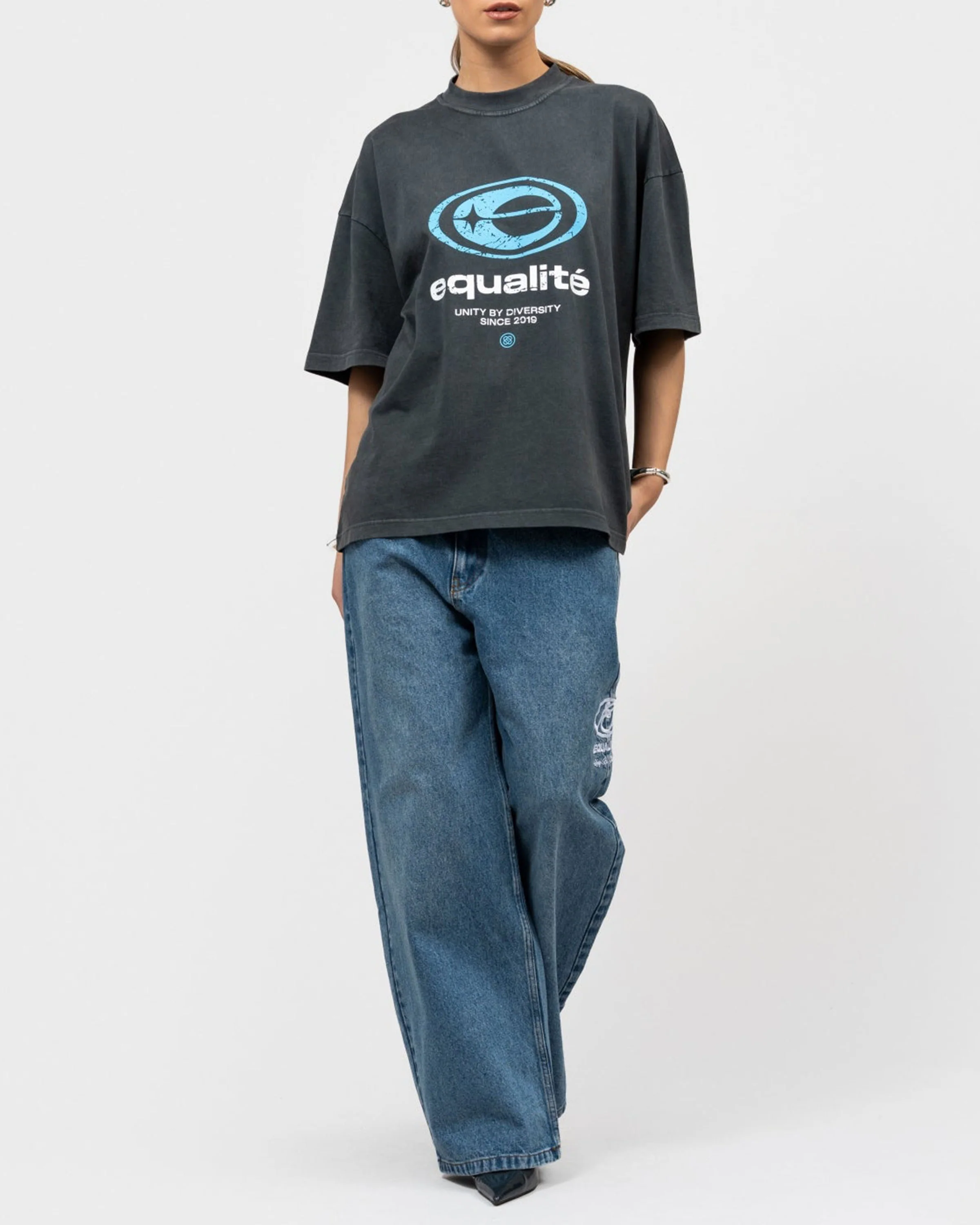 Elan Boxy Fit T-Shirt - Image 3